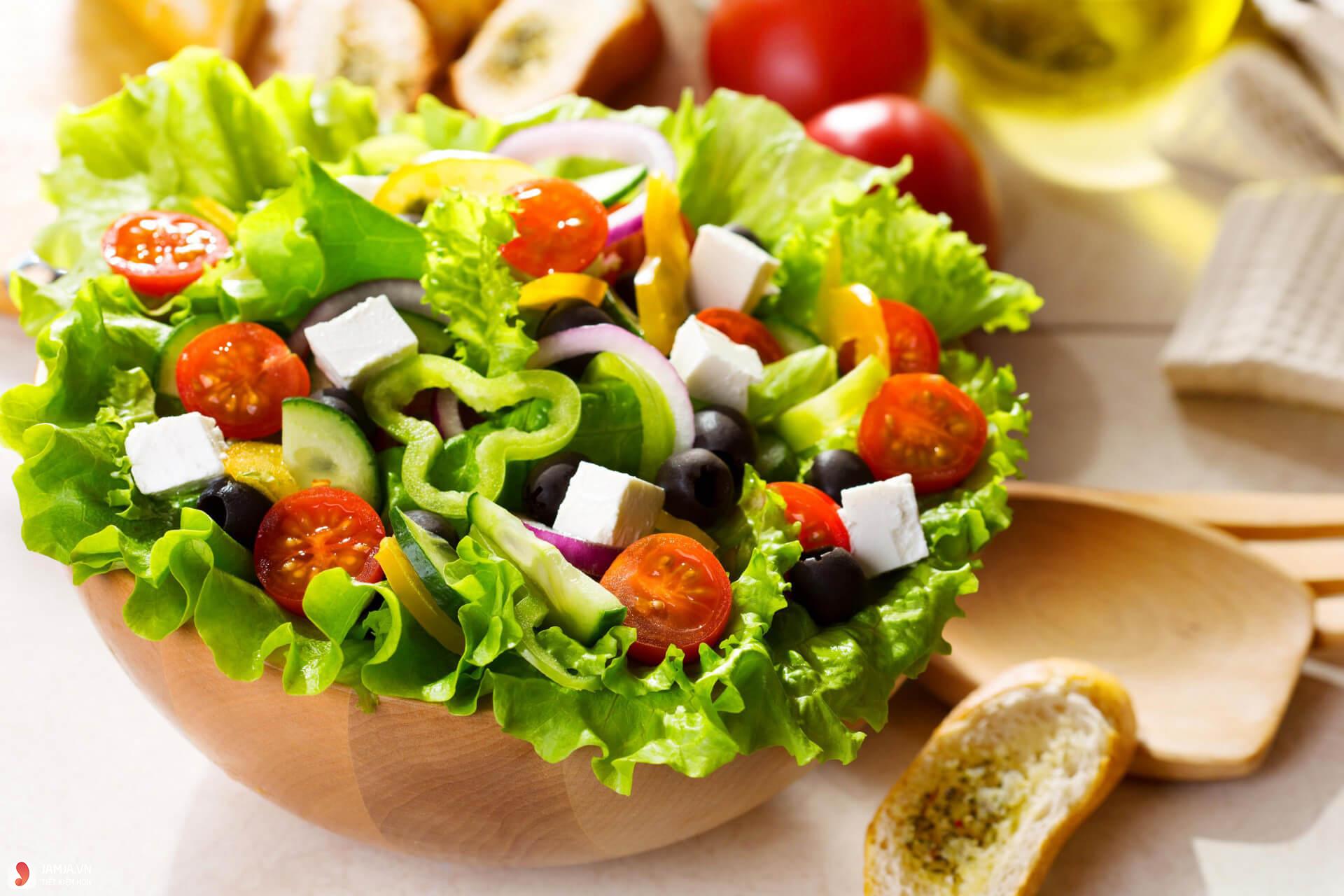 Làm sao để món salad khi trộn với sốt chanh leo vẫn giòn và không bị nhũn?
